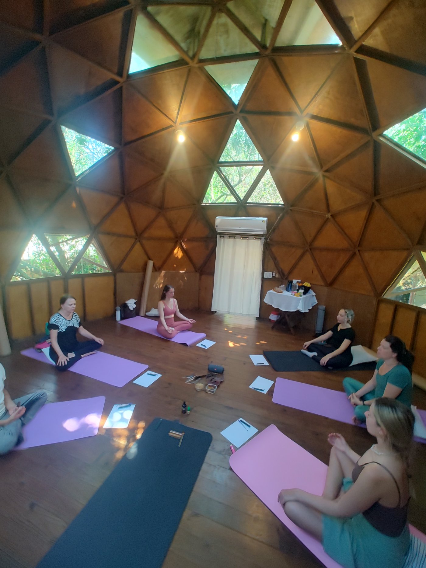 Workshop de yoga e autoconhecimento realizado em espaço diferenciado, unindo natureza e imersão prática.