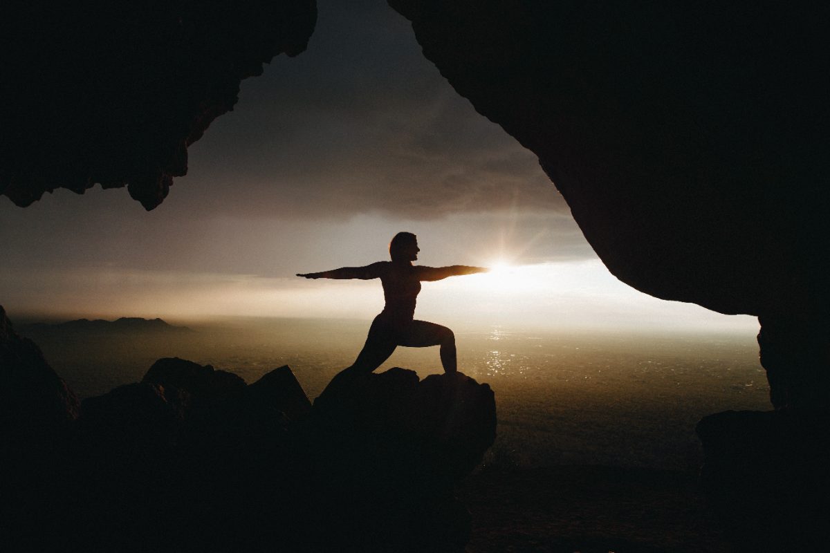 Pessoa praticando yoga com atenção à respiração e à consciência corporal
