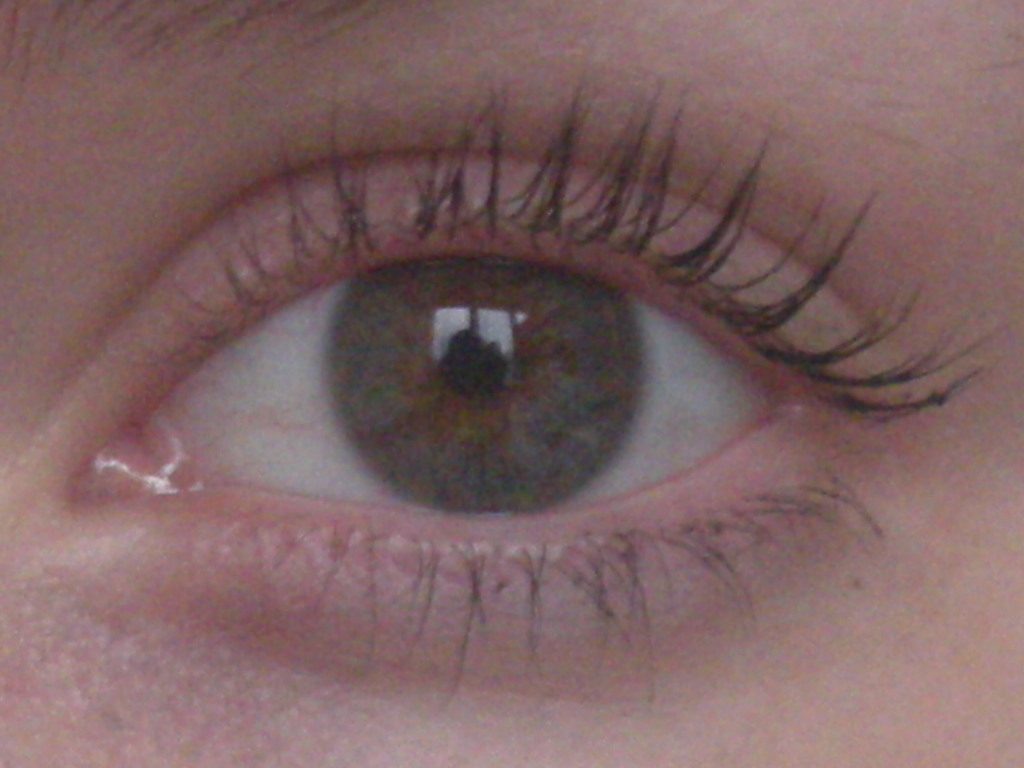 Pessoa praticando concentração visual para compreender a relação entre os olhos e o estado mental.