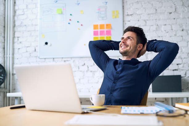 Profissional realizando uma pausa e refletindo sobre como respeitar o próprio ritmo diante das exigências do trabalho.